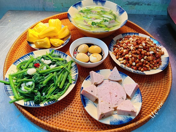 Chiều chồng hết nấc, vợ khoe loạt mâm cơm đậm hương vị miền Trung, nhìn là thấy nhớ quê nhớ Tết-11