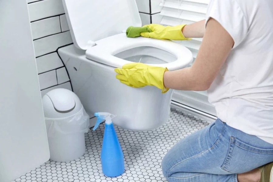 Nắp và bệ bồn cầu dùng lâu bị ố vàng: Làm theo cách này là sạch như mới, hết cả mùi hôi-3