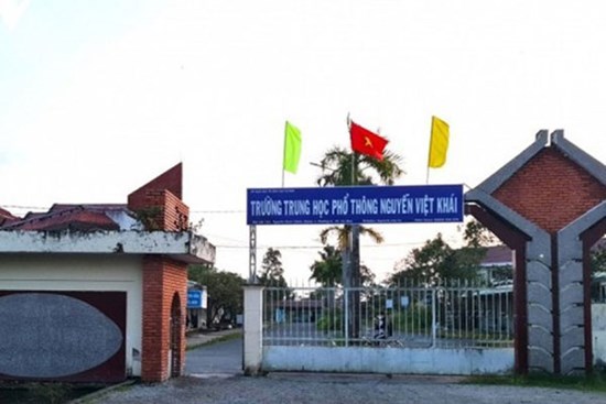 Nam sinh bị nhóm người lạ chém nhiều nhát gần cổng trường