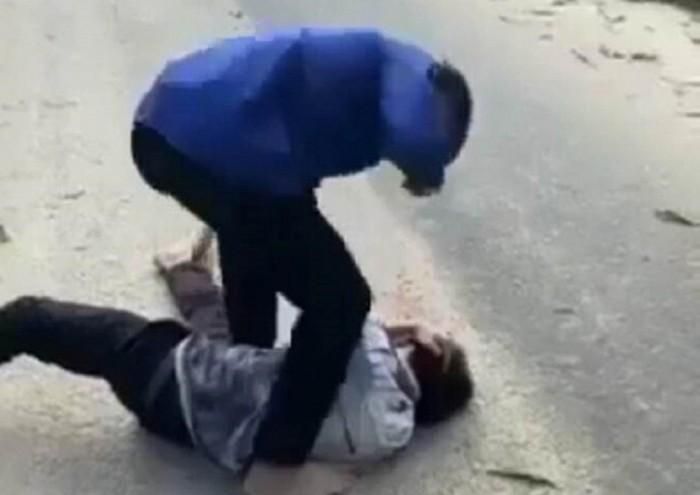 Thừa Thiên - Huế: Nam sinh lớp 11 bị bạn học đánh dã man nhưng không ai can ngăn-1