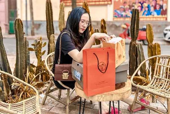 Muôn vẻ giới trẻ chi tiêu Tết 2023: Người tốn 50 triệu, người xác định '0 đồng'!