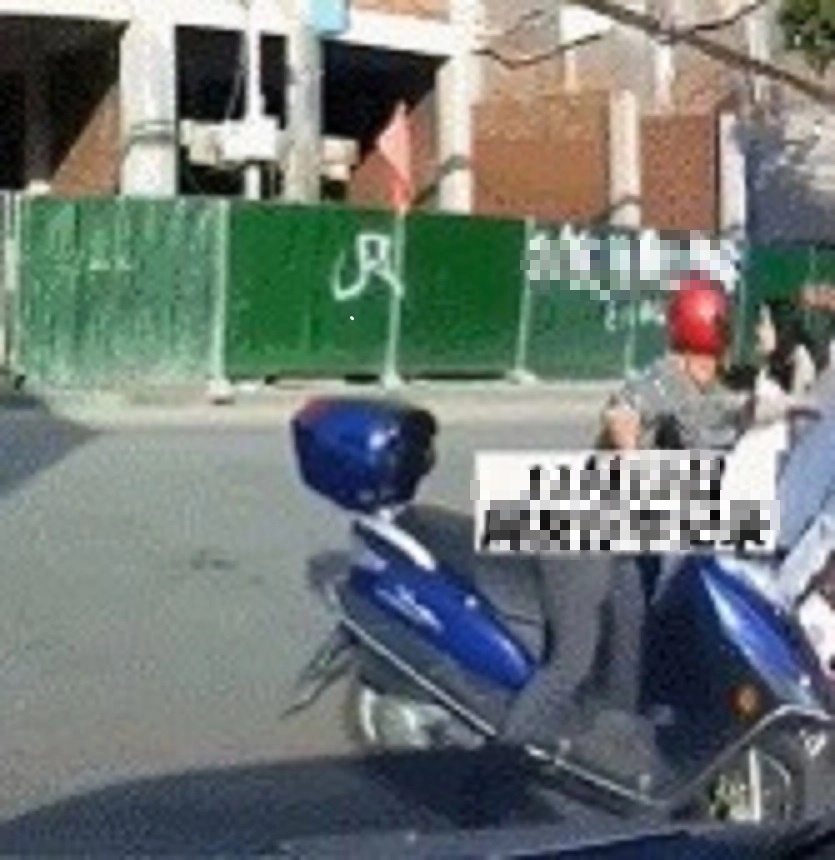 Bắt gặp con gái đi chơi cùng các bạn, bố lao ra đường làm 1 hành động khiến ai cũng sững sờ: Dạy con thế này thì hỏng!-1