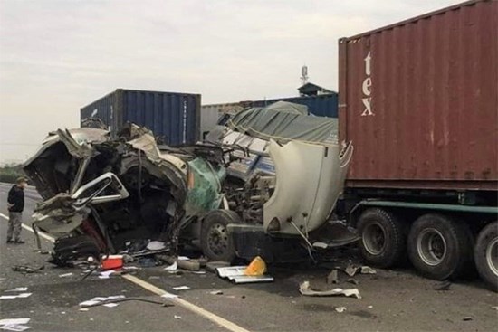 Nhiều xe container đâm liên hoàn trên quốc lộ, 3 người thương vong