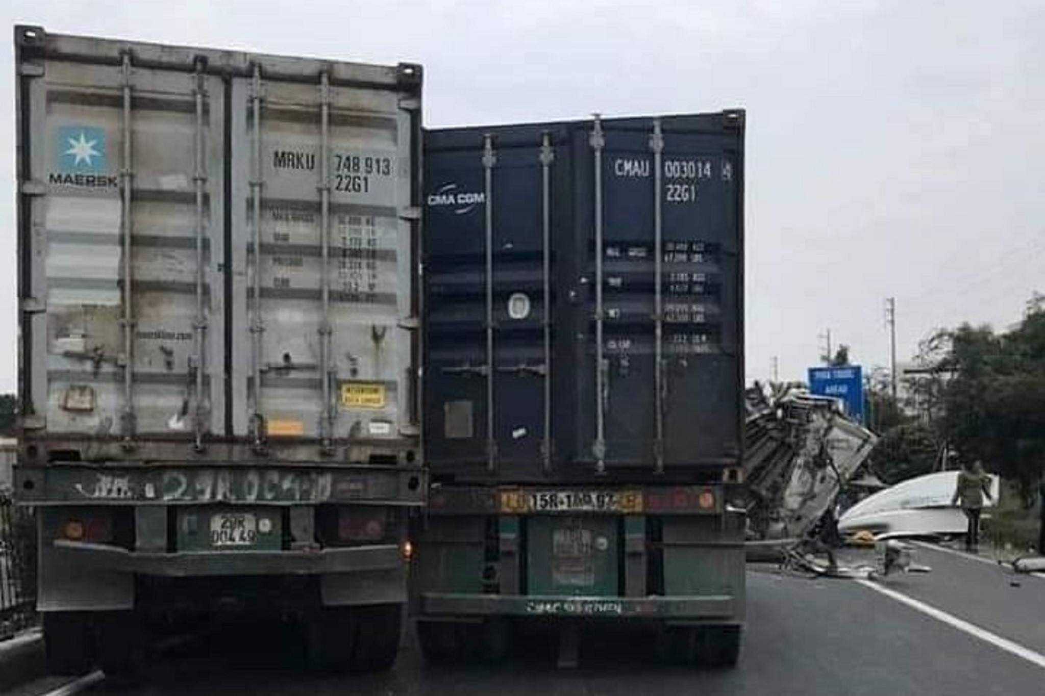 Nhiều xe container đâm liên hoàn trên quốc lộ, 3 người thương vong-3