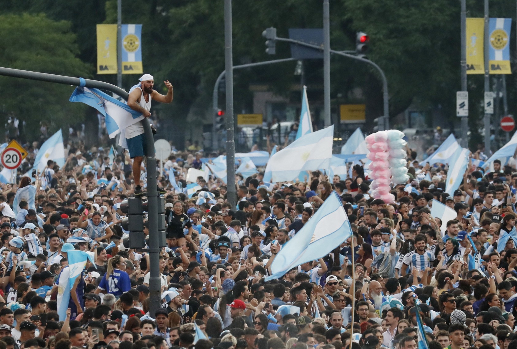 Biển người tràn ngập thủ đô Argentina sau trận thắng Croatia-2