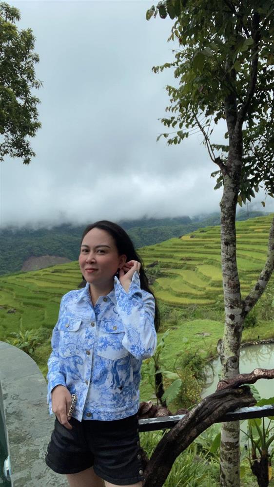 Phượng Chanel bị chê khi diện hàng hiệu cùng nón lá, ủng cao su-3