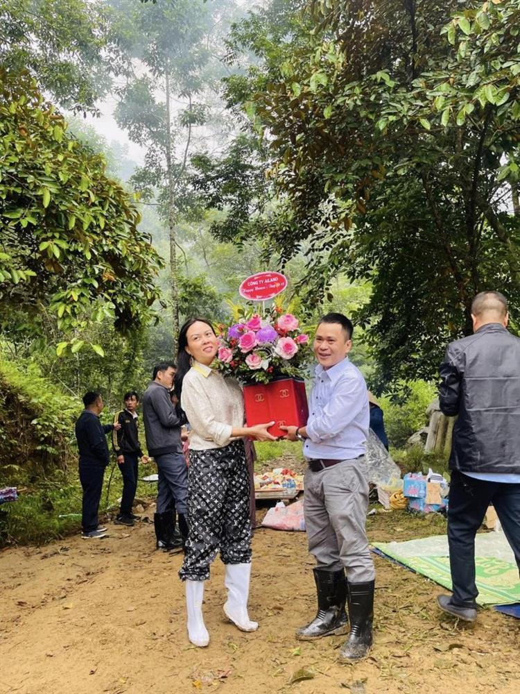 Phượng Chanel bị chê khi diện hàng hiệu cùng nón lá, ủng cao su-5