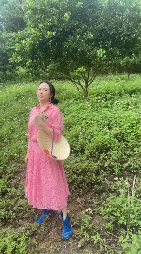 Phượng Chanel bị chê khi diện hàng hiệu cùng nón lá, ủng cao su-6