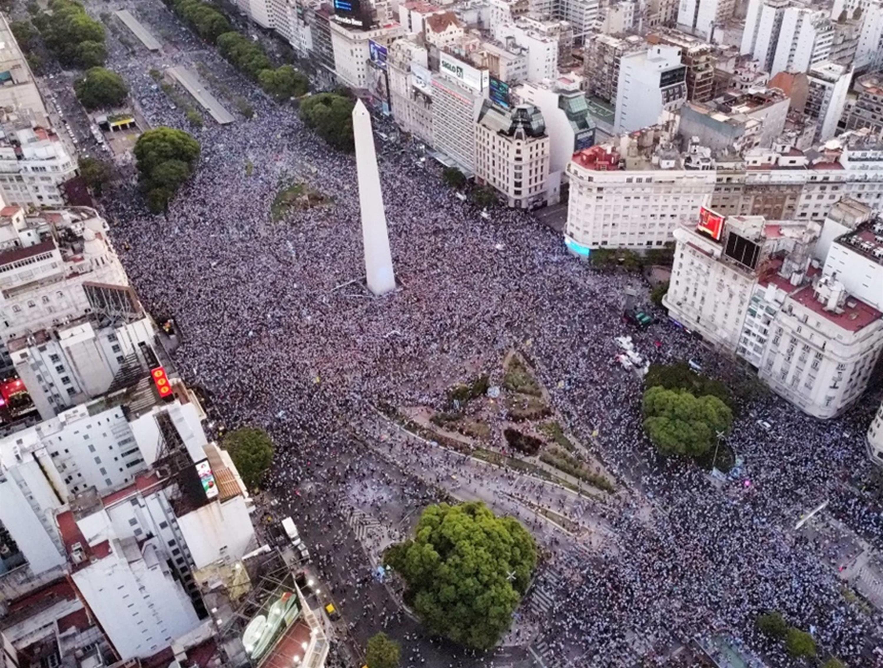 Biển người tràn ngập thủ đô Argentina sau trận thắng Croatia-4