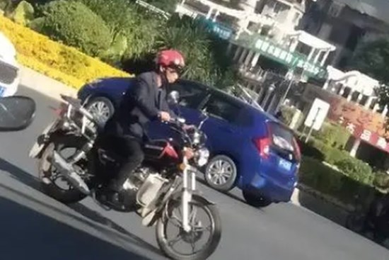 Bắt gặp con gái đi chơi cùng các bạn, bố lao ra đường làm 1 hành động khiến ai cũng sững sờ: Dạy con thế này thì hỏng!