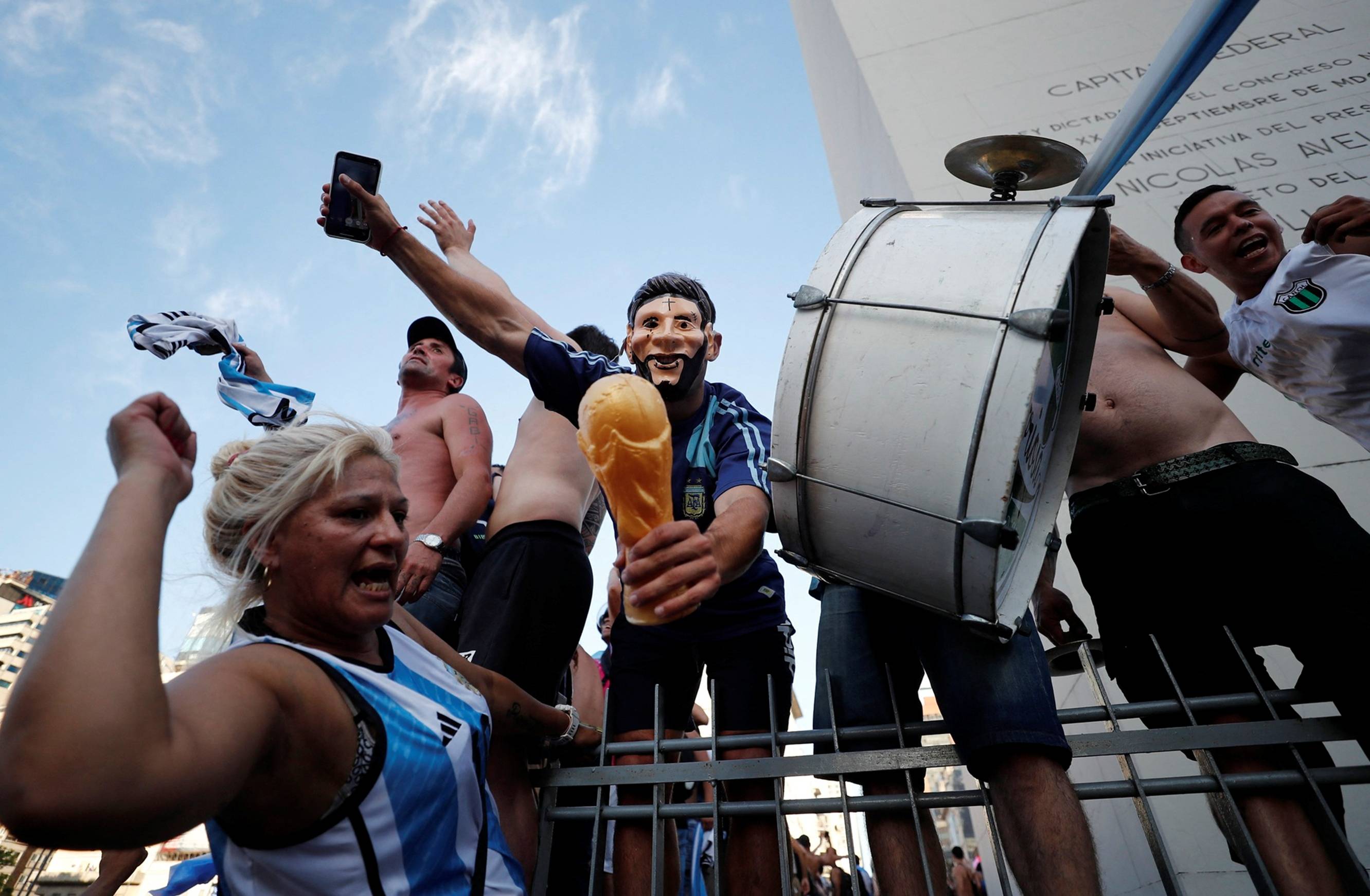 Biển người tràn ngập thủ đô Argentina sau trận thắng Croatia-7