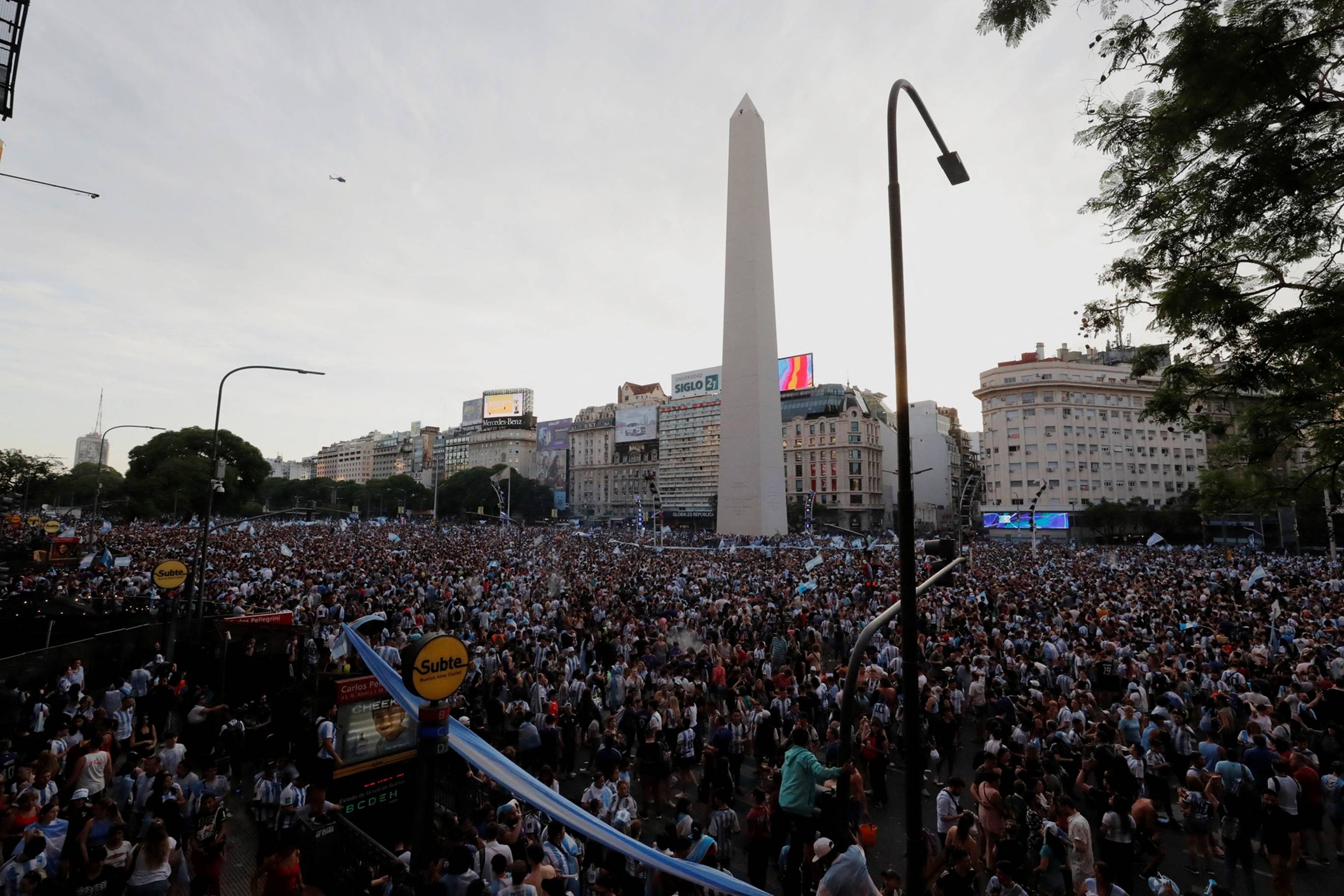 Biển người tràn ngập thủ đô Argentina sau trận thắng Croatia-8