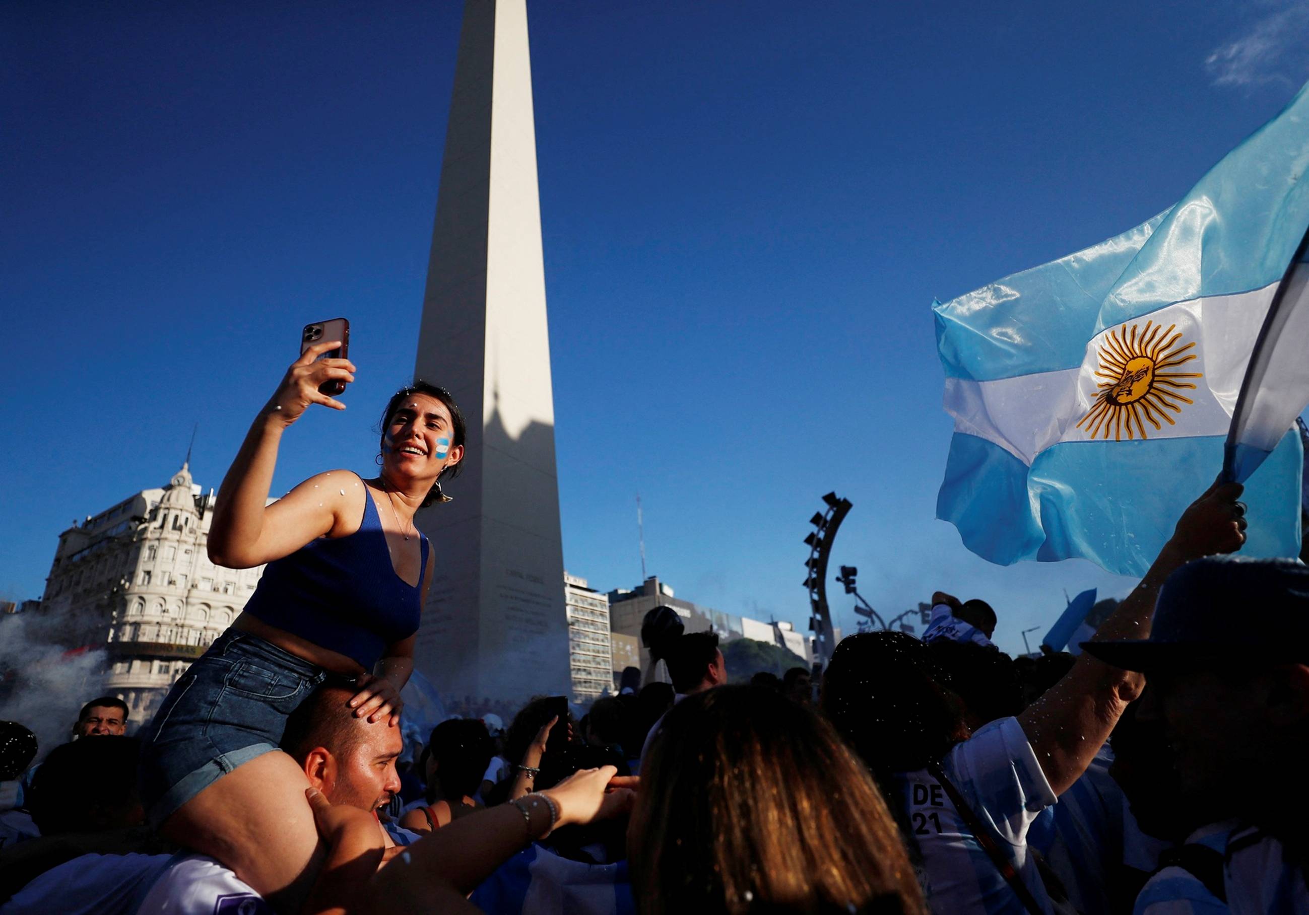 Biển người tràn ngập thủ đô Argentina sau trận thắng Croatia-10