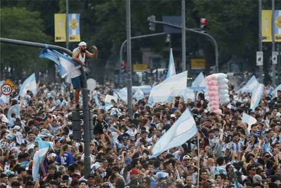 Biển người tràn ngập thủ đô Argentina sau trận thắng Croatia