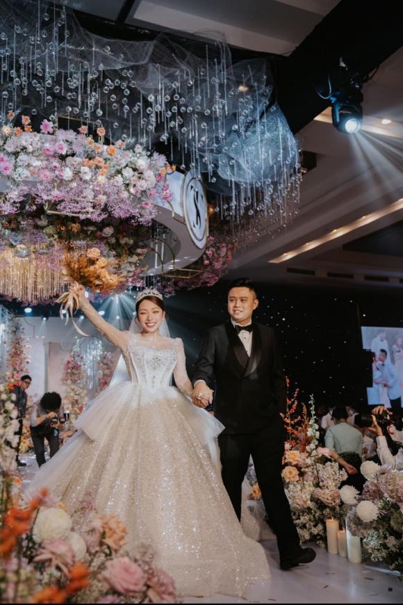 Đàm Vĩnh Hưng se duyên trong siêu đám cưới cặp đôi GenZ giàu có tại miền Tây-11