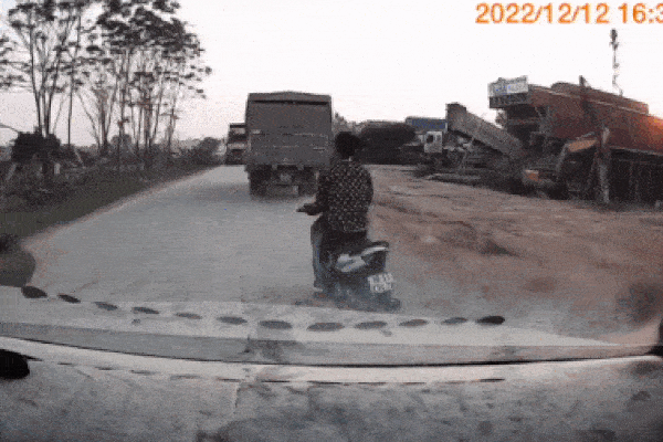 Lạng lách vượt ẩu, nam thanh niên chạy xe máy may mắn thoát hiểm trong tích tắc