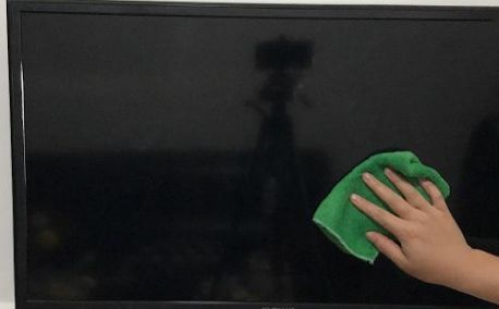 Nếu màn hình tivi bị bẩn, đừng tùy tiện lau! Mách bạn mẹo này, màn hình sáng bóng và không dễ bám bụi-1
