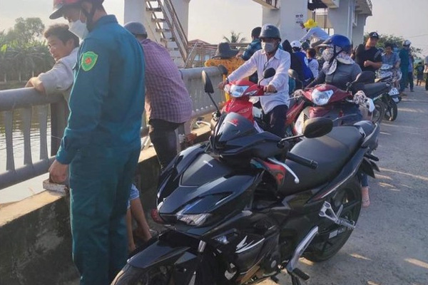 TP.HCM: Nam thanh niên nhảy xuống sông rồi tự bơi và bám trụ sắt chờ cảnh sát tới cứu-3