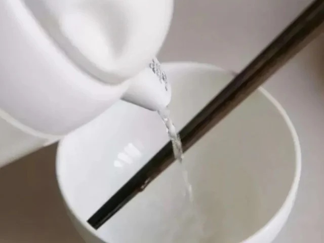 Dùng nước sôi để tráng bát đĩa có thật sự khử trùng: Thắc mắc bao lâu nay cuối cùng tôi cũng biết đáp án-1