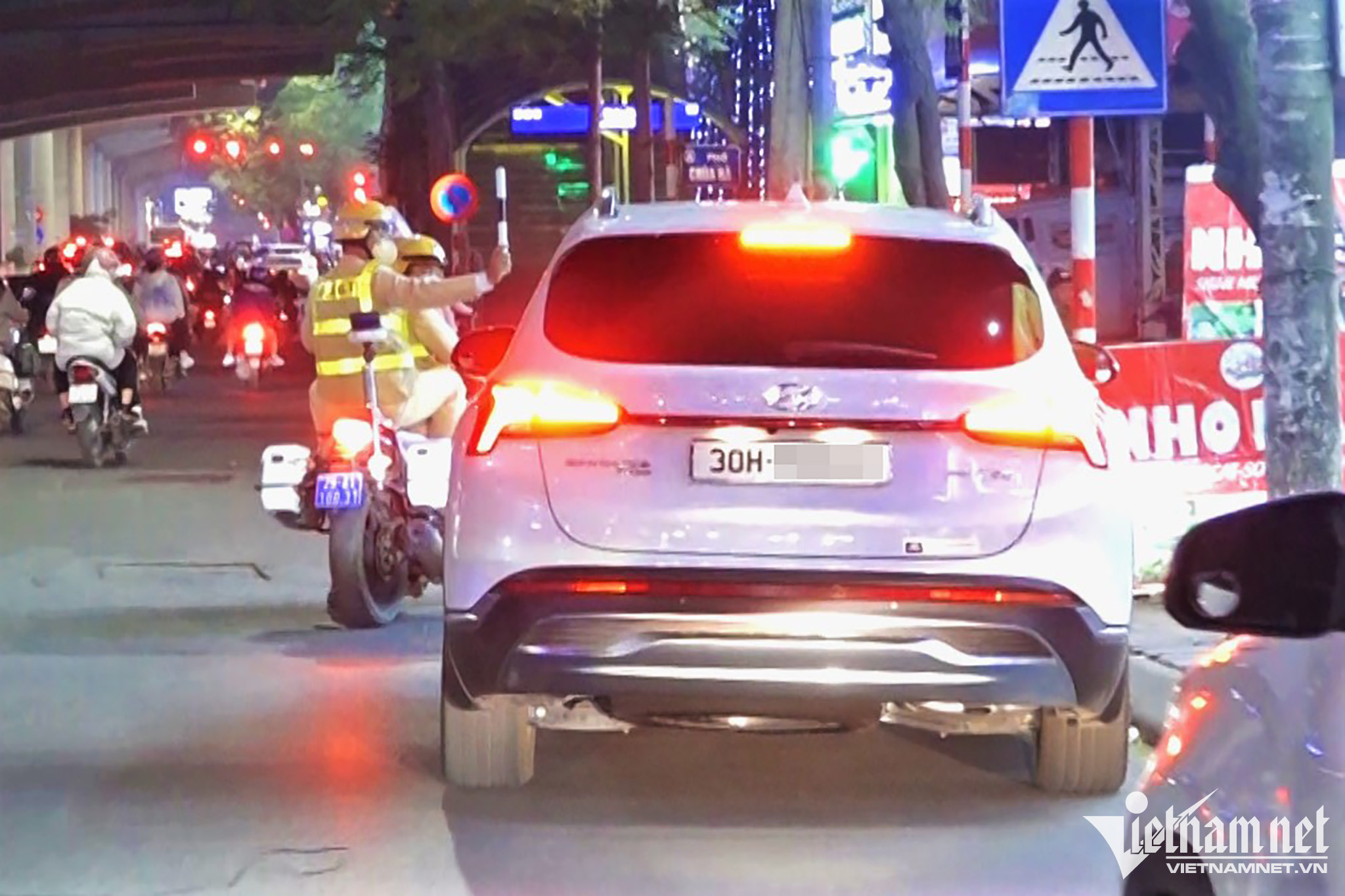 Công an Hà Nội đi mô tô kiểm tra nồng độ cồn lưu động trên phố-2