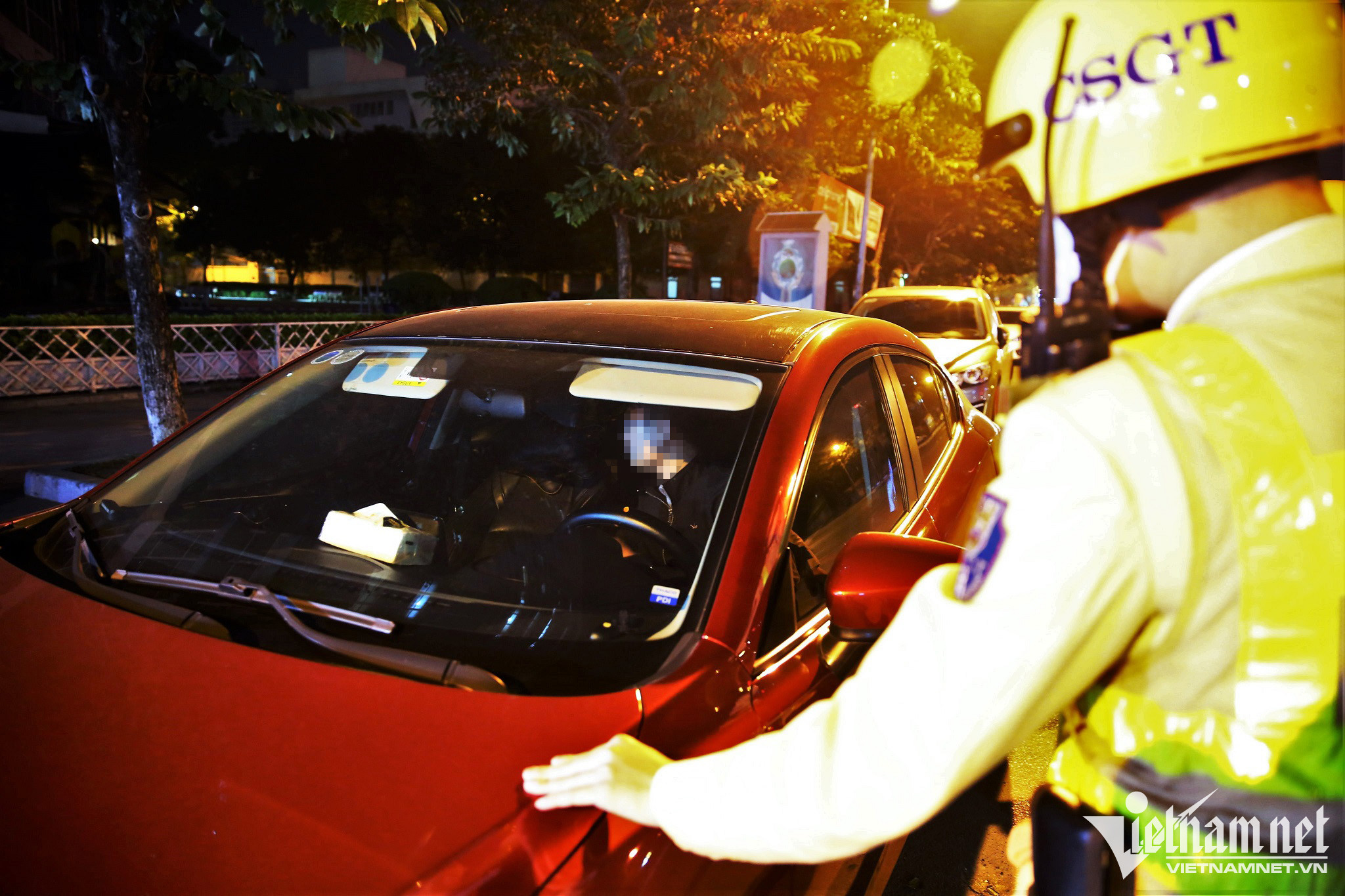 Công an Hà Nội đi mô tô kiểm tra nồng độ cồn lưu động trên phố-6