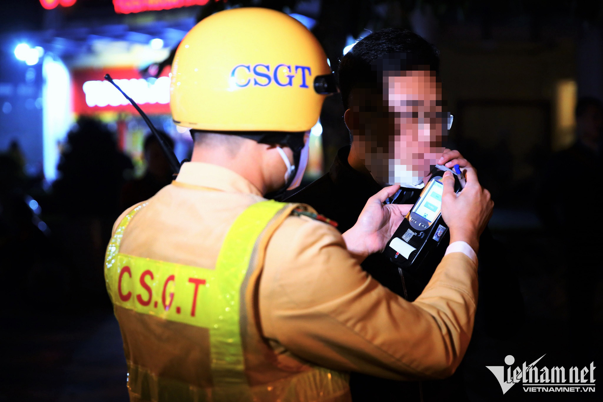 Công an Hà Nội đi mô tô kiểm tra nồng độ cồn lưu động trên phố-7