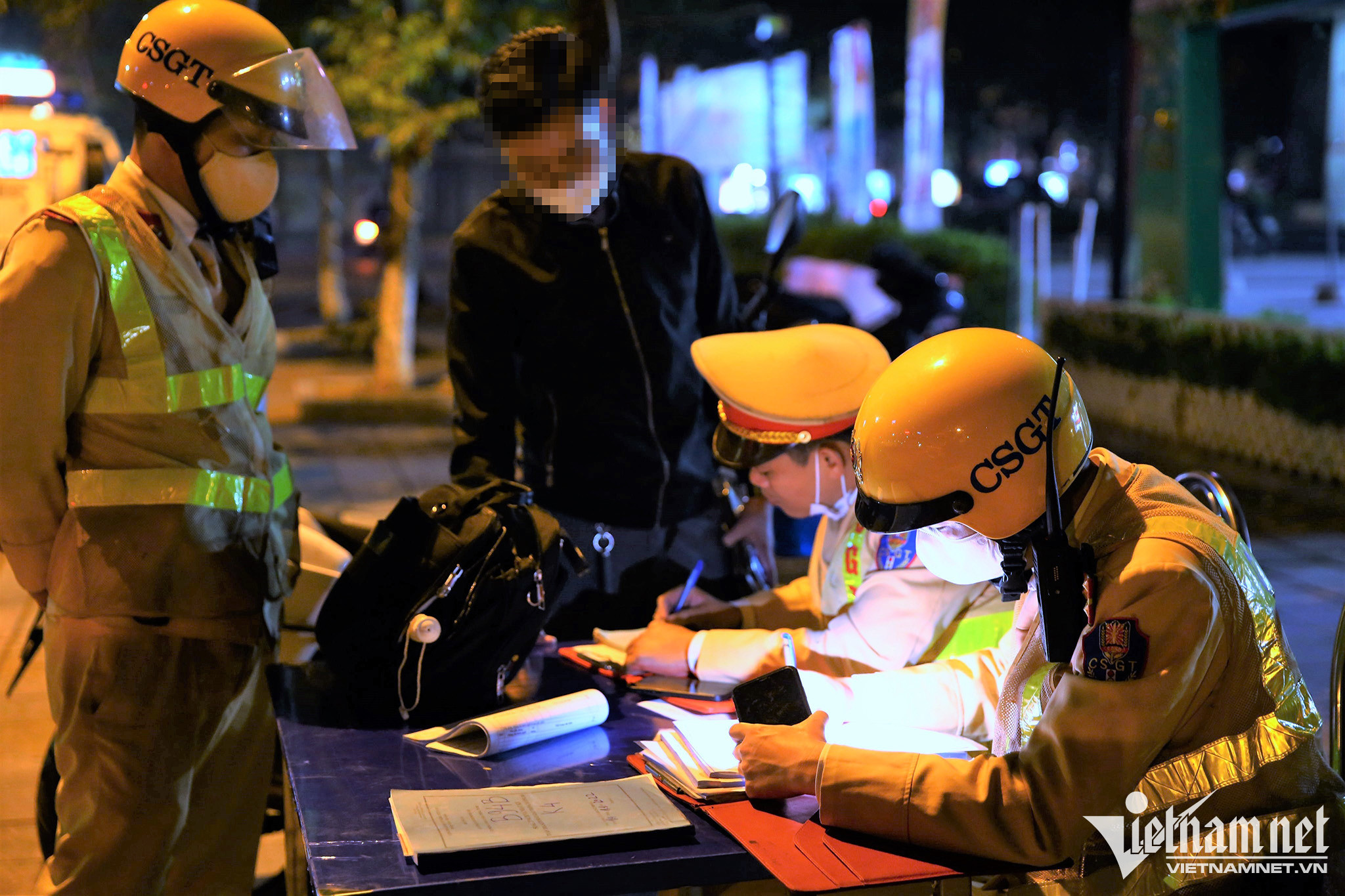 Công an Hà Nội đi mô tô kiểm tra nồng độ cồn lưu động trên phố-8