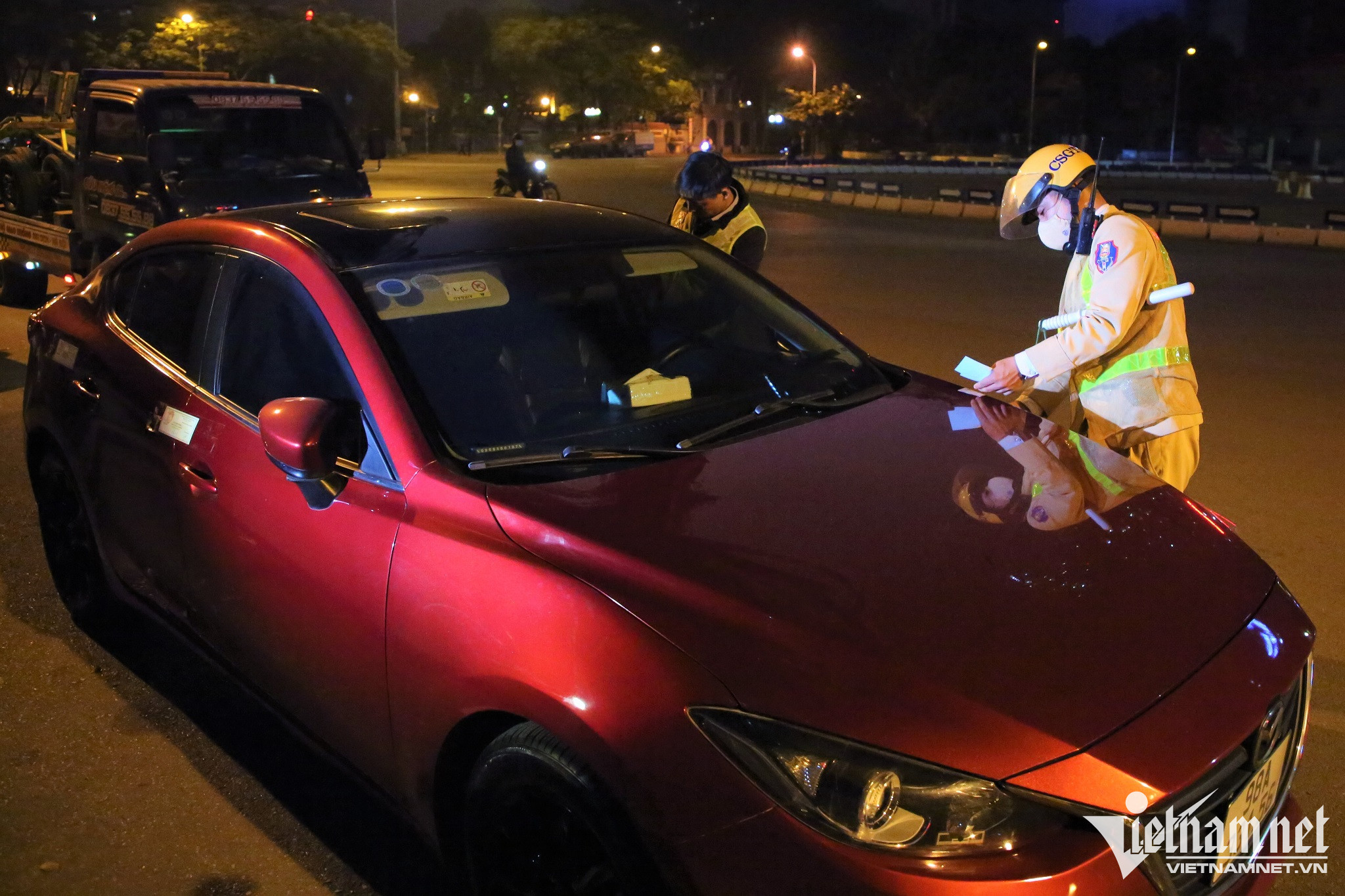 Công an Hà Nội đi mô tô kiểm tra nồng độ cồn lưu động trên phố-9