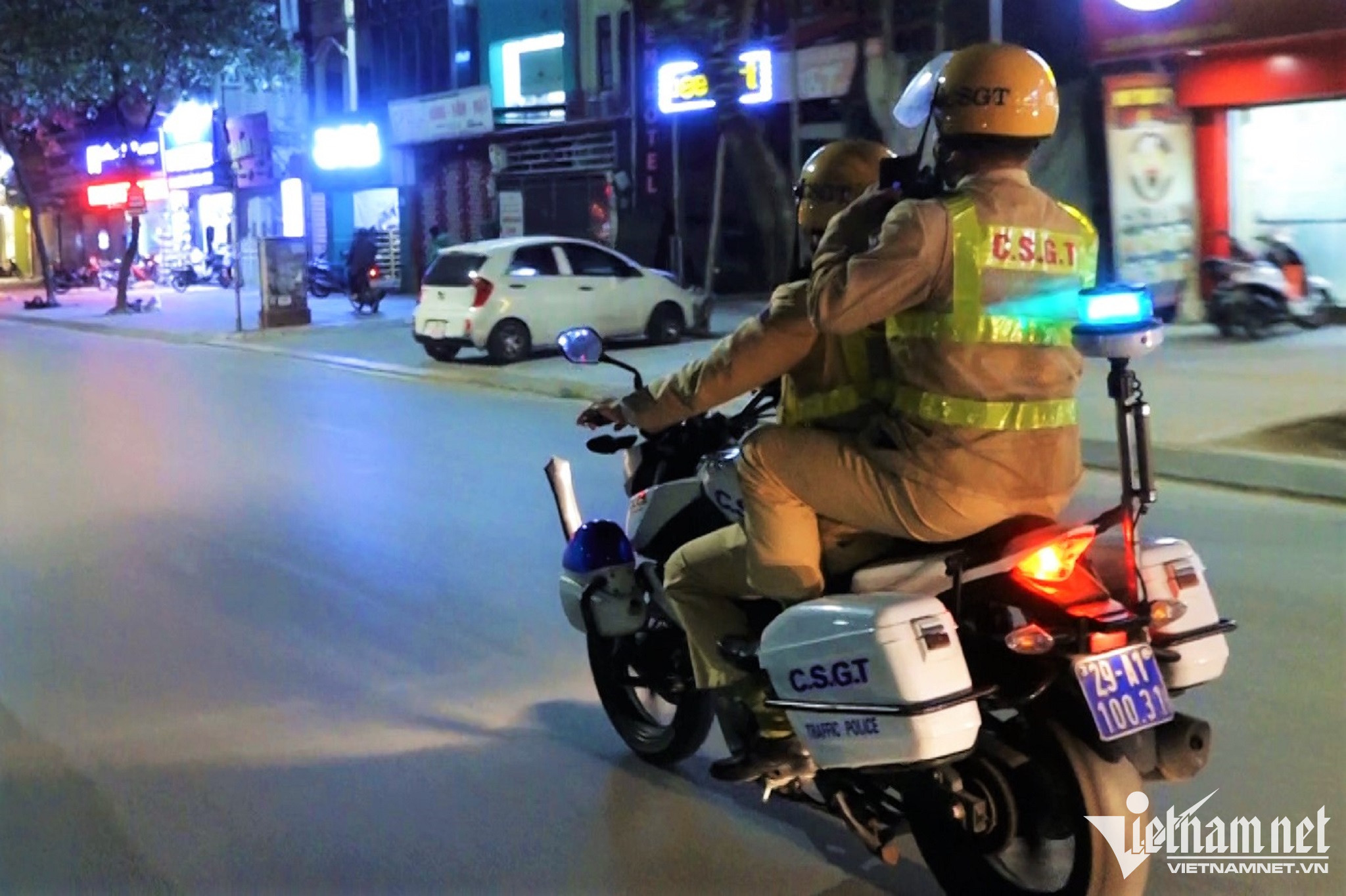 Công an Hà Nội đi mô tô kiểm tra nồng độ cồn lưu động trên phố-1