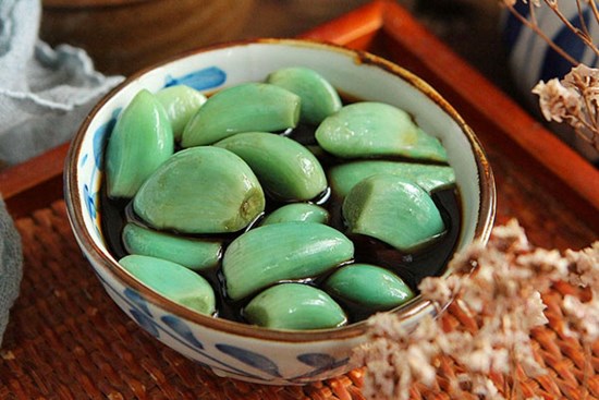 Cách làm tỏi xanh ngọc bích tại nhà, ăn vừa thơm giòn lại giúp giải ngán dầu mỡ ngày Tết