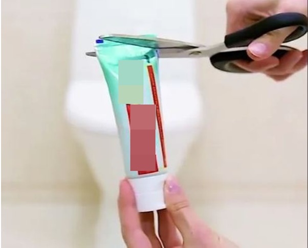 Cắt 2 đầu tuýp kem đánh răng rồi thả vào bồn cầu, tác dụng cực tốt, nhà nào cũng cần-2