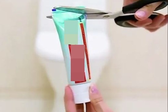Cắt 2 đầu tuýp kem đánh răng rồi thả vào bồn cầu, tác dụng cực tốt, nhà nào cũng cần