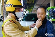 Công an Hà Nội đi mô tô kiểm tra nồng độ cồn lưu động trên phố