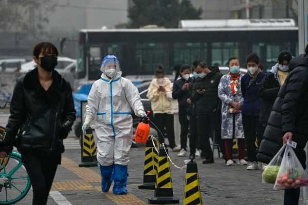 Số ca COVID-19 tăng mạnh, người dân Trung Quốc làm gì?-1