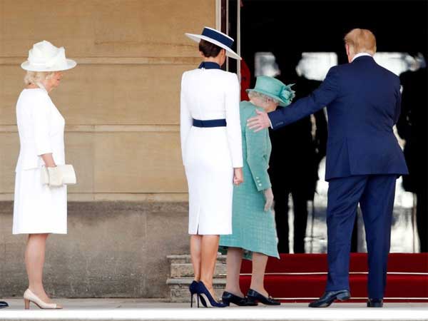 5 trong số các quy tắc nghiêm ngặt nhất của nghi lễ hoàng gia đã là dĩ vãng-4