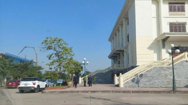 Tưới xăng châm lửa đốt tại trụ sở tòa án Bắc Giang, người đàn ông bị bỏng nặng-1