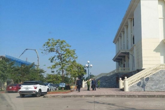 Tưới xăng châm lửa đốt tại trụ sở tòa án Bắc Giang, người đàn ông bị bỏng nặng