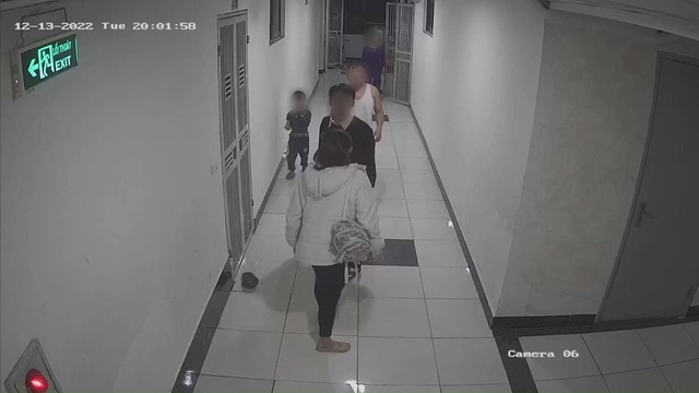 Nam thanh niên hành hung trẻ em do đè nút đóng cửa thang gây bức xúc-2