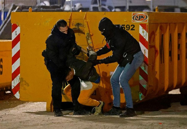 Nóng: Bạo loạn kinh hoàng sau trận Pháp - Morocco, một CĐV nhí thiệt mạng-3