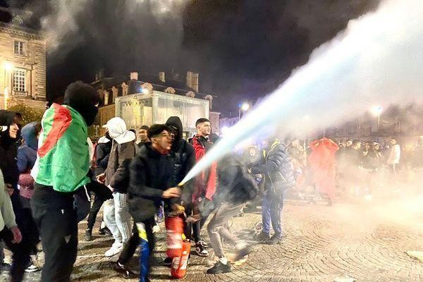 Nóng: Bạo loạn kinh hoàng sau trận Pháp - Morocco, một CĐV nhí thiệt mạng-4