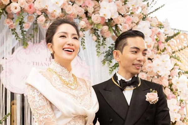 Khánh Thi - Phan Hiển cưới ở nhà thờ, 5 người nâng váy cô dâu-14