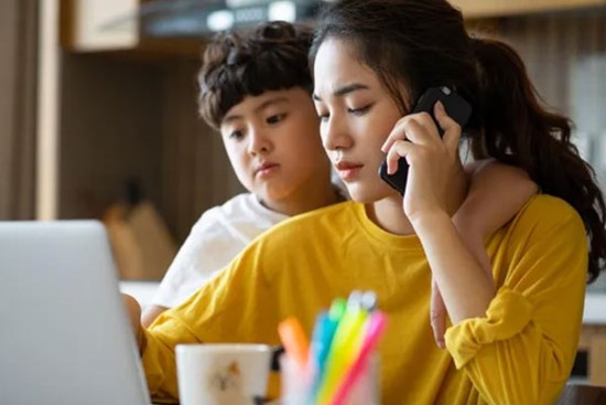 Dọn bàn học giúp con, tôi giật mình khi đọc những lời nhận xét của cô giáo