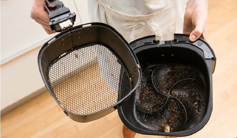 Rửa nồi chiên không dầu không cần kỳ cọ, làm cách này mỡ tự rủ nhau trôi đi hết-1