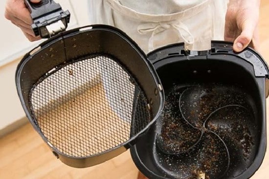 Rửa nồi chiên không dầu không cần kỳ cọ, làm cách này mỡ tự rủ nhau trôi đi hết