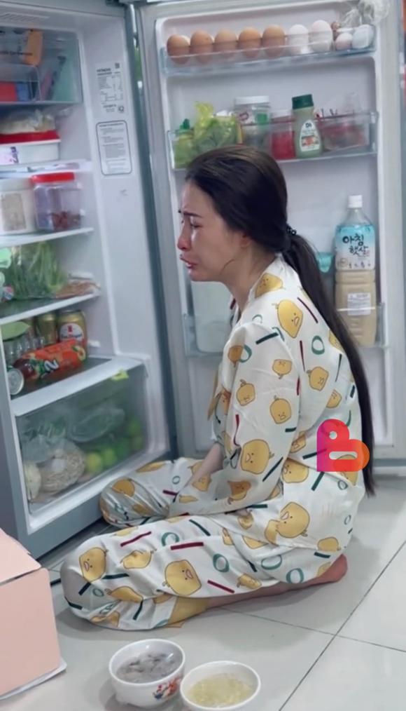 Đi làm về thấy vợ ngồi mếu máo bên tủ lạnh, ông chồng bất ngờ trước sự thật đầy ngọt ngào-1