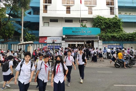 Hàng rong trước cổng trường: Vì sao nơi có, nơi không?