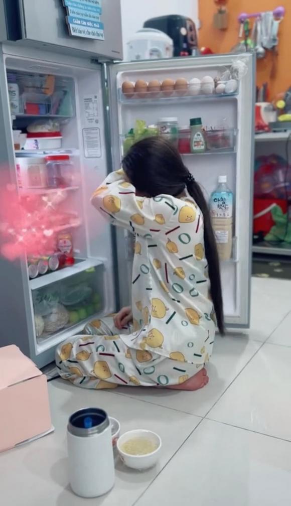 Đi làm về thấy vợ ngồi mếu máo bên tủ lạnh, ông chồng bất ngờ trước sự thật đầy ngọt ngào-2