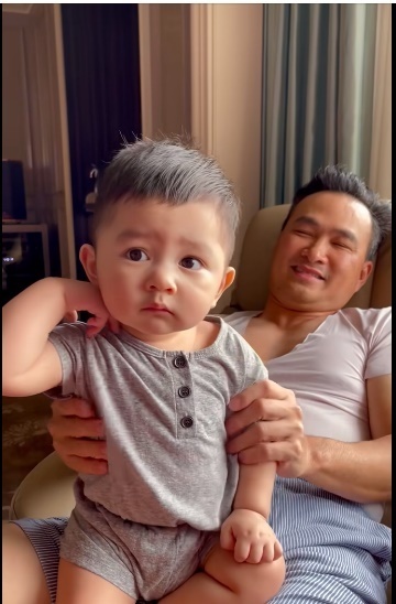 Ông bố U50 Chi Bảo hằng ngày phục vụ cậu con trai 11 tháng tuổi một việc rất tốt cho sự phát triển-1