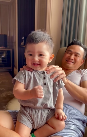 Ông bố U50 Chi Bảo hằng ngày phục vụ cậu con trai 11 tháng tuổi một việc rất tốt cho sự phát triển-2