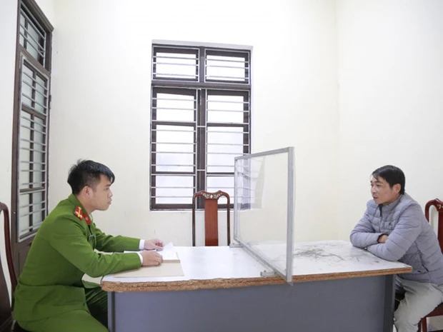 Xin bỏ qua lỗi vi phạm không thành, nam thanh niên châm lửa đốt xe máy-3